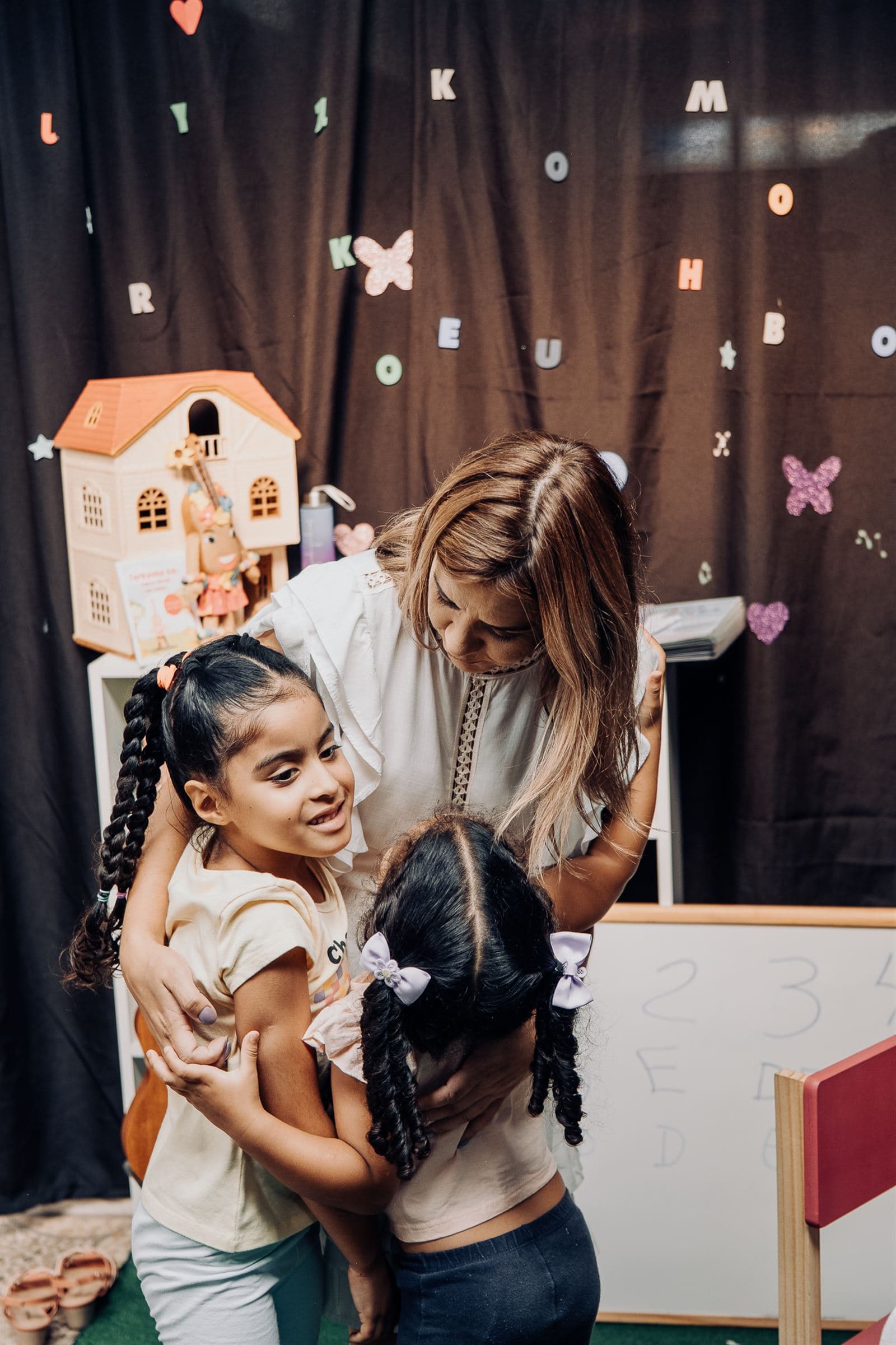 Educadora com crianças em atividade de alfabetização com música