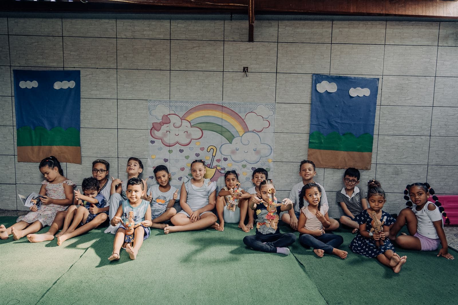 Crianças com os mascotes da Turma do Torkynho