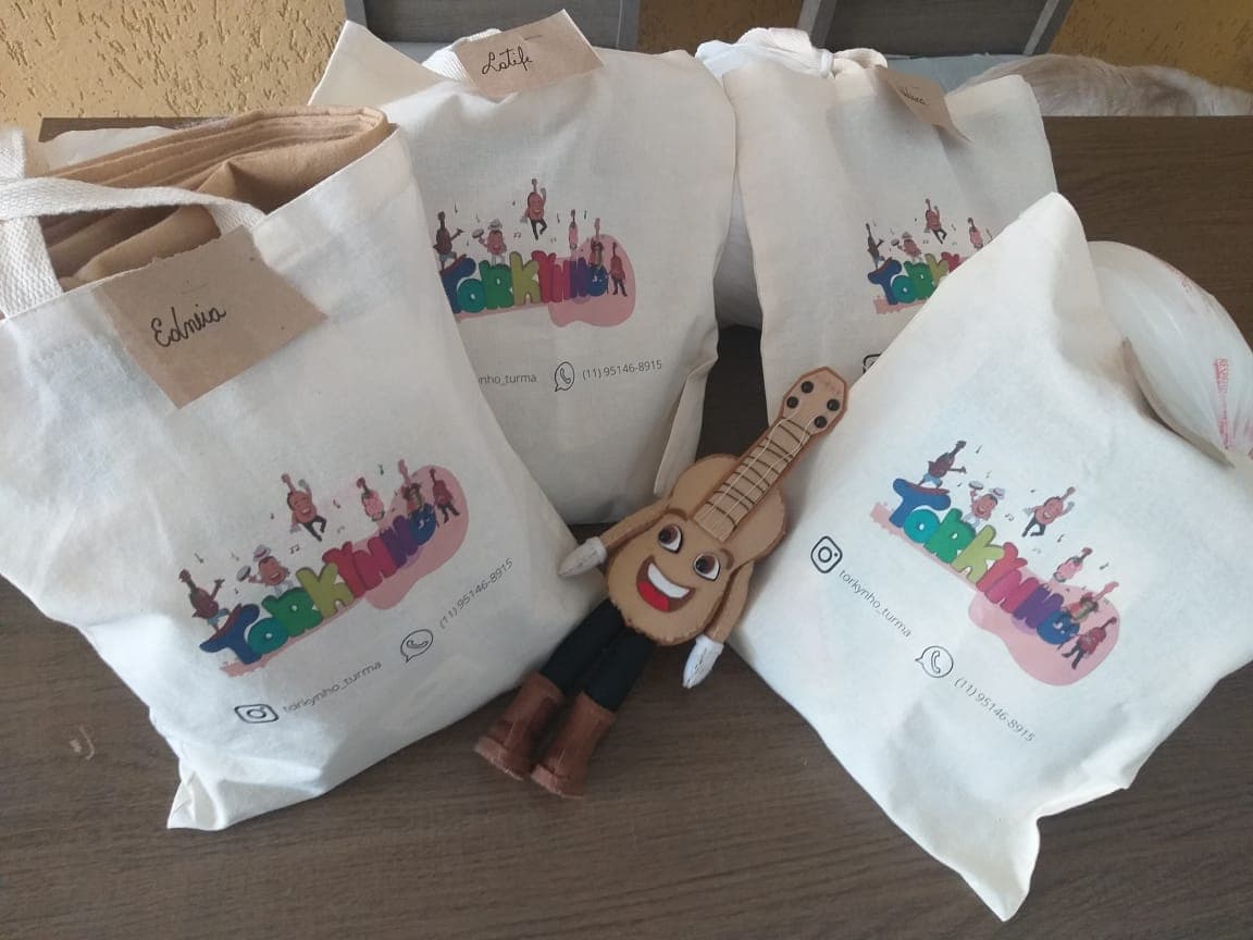 Kits de produtos e boneco de pelúcia da Turma do Torkynho