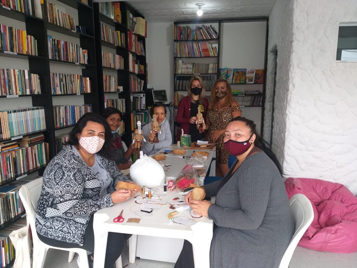 Aula de confecção dos bonecos da Turma do Torkynho com as mães da periferia