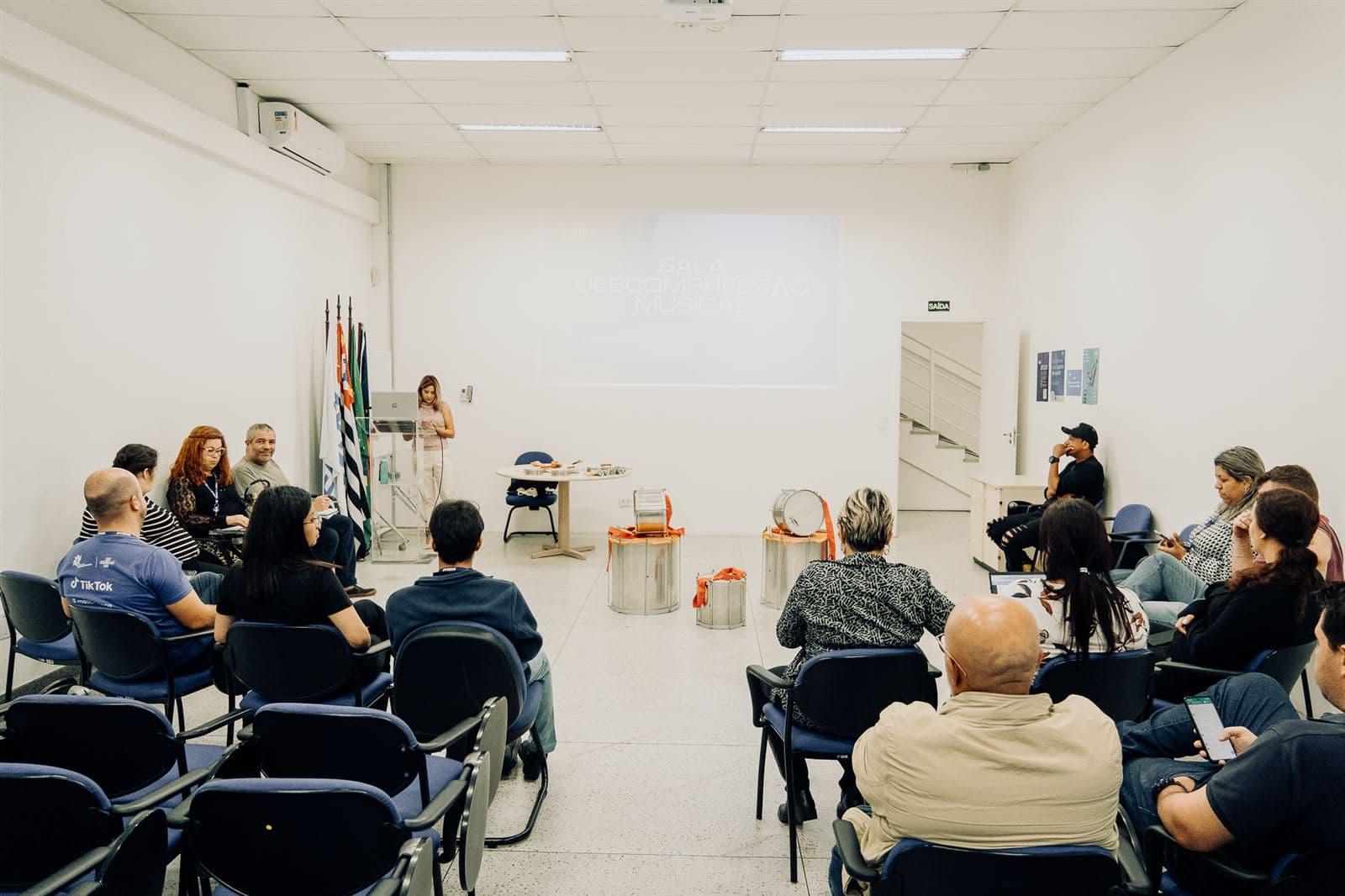 Dinâmica rítmica da Sala de Descompressão Musical em ambiente corporativo