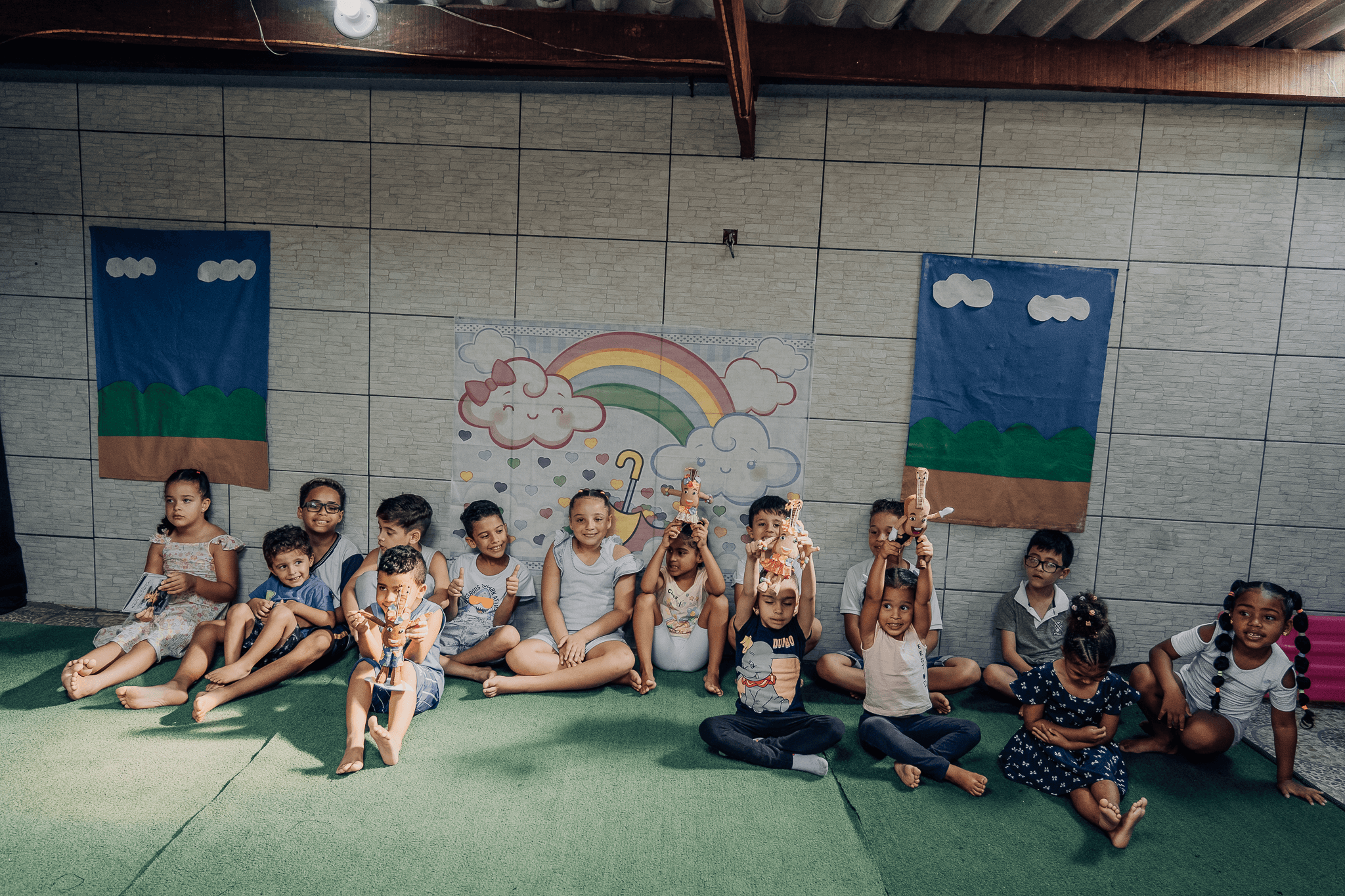 Crianças participando de atividade com a Turma do Torkynho
